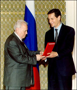 Вручение мне Госпремии. 2004 г. 41 Кбайт.