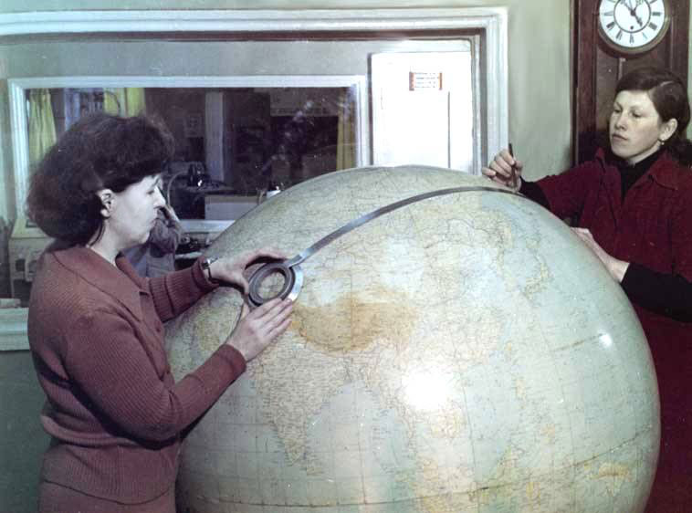 Нина Уломова и Валя Федина. Определение координат эпицентра Камчатского землетрясения. 55 Кбайт