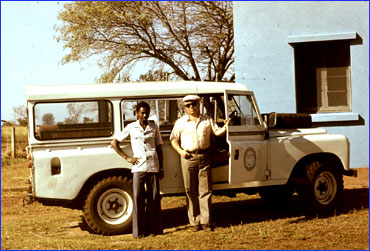 Сеньор Паскуал и В.И.Уломов возле сейсмостанции "Шангелан".  Мозамбик. 1983 г. 40 Кбайт