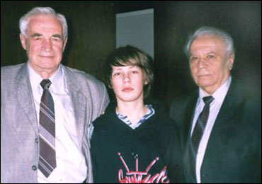 А.В.Николаев, его сын и я. Сочи, 2007. 22 Кбайт