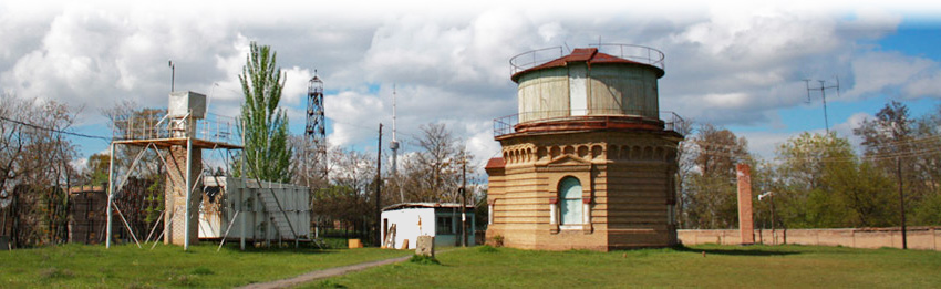 Телескоп Ташкентской астрономической обсерватории. За ним - сейсмостанция.
