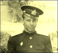 В форме морского офицера. 1956 г. 13 Кбайт.